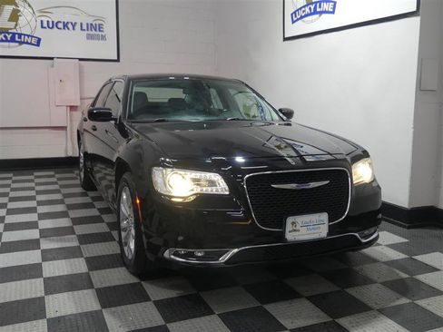 Used 2018 Chrysler 300 Touring w/ Driver Convenience Group AWD/4WD image 5