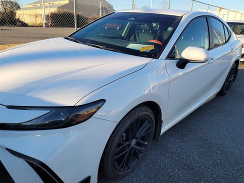 Used 2025 Toyota Camry SE w/ Convenience Package image 9