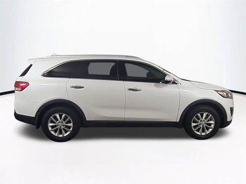 Used 2016 Kia Sorento FWD image 4