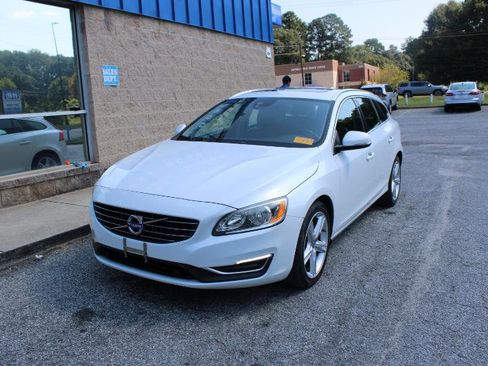 Used 2017 Volvo V60 T5 Premier w/ Convenience Package image 3