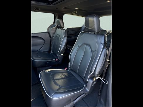 Used 2025 Chrysler Pacifica Limited image 10