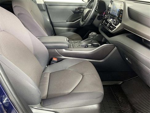 Used 2022 Toyota Highlander LE image 10
