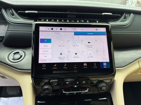 Certified 2023 Jeep Grand Cherokee Limited w/ Luxury Tech Group II AWD/4WD image 32