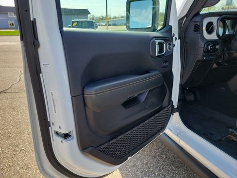 Used 2025 Jeep Wrangler Unlimited Sahara AWD/4WD image 6
