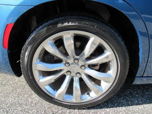 Used 2021 Chrysler 300 Touring w/ Chrome Appearance Package RWD image 8