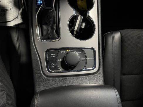 Used 2022 Jeep Grand Cherokee Laredo X image 7