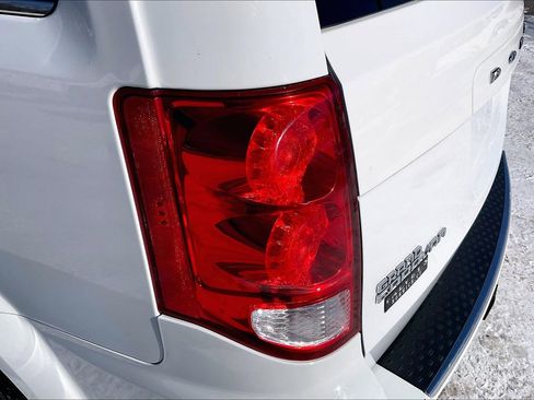 Used 2018 Dodge Grand Caravan SXT image 27