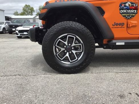 Used 2025 Jeep Gladiator Rubicon w/ Technology Group AWD/4WD image 30