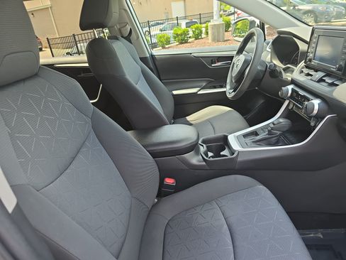 Used 2021 Toyota RAV4 XLE w/ Convenience Package FWD image 10