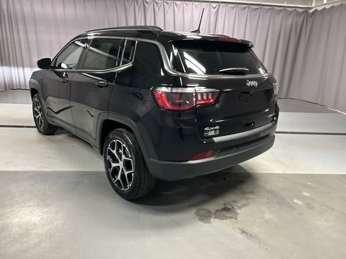 Used 2024 Jeep Compass Limited image 5