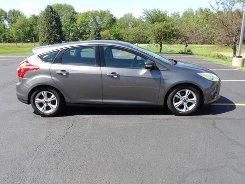 Used 2014 Ford Focus SE w/ SE Winter Package FWD image 4