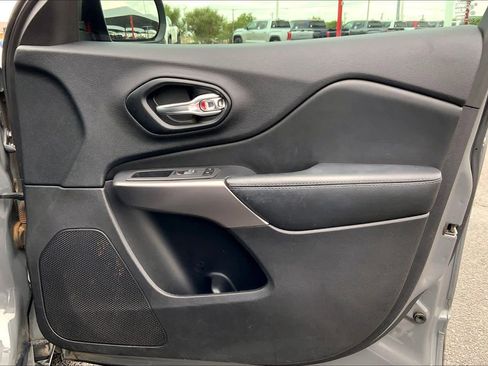 Used 2021 Jeep Cherokee Latitude Plus FWD image 23