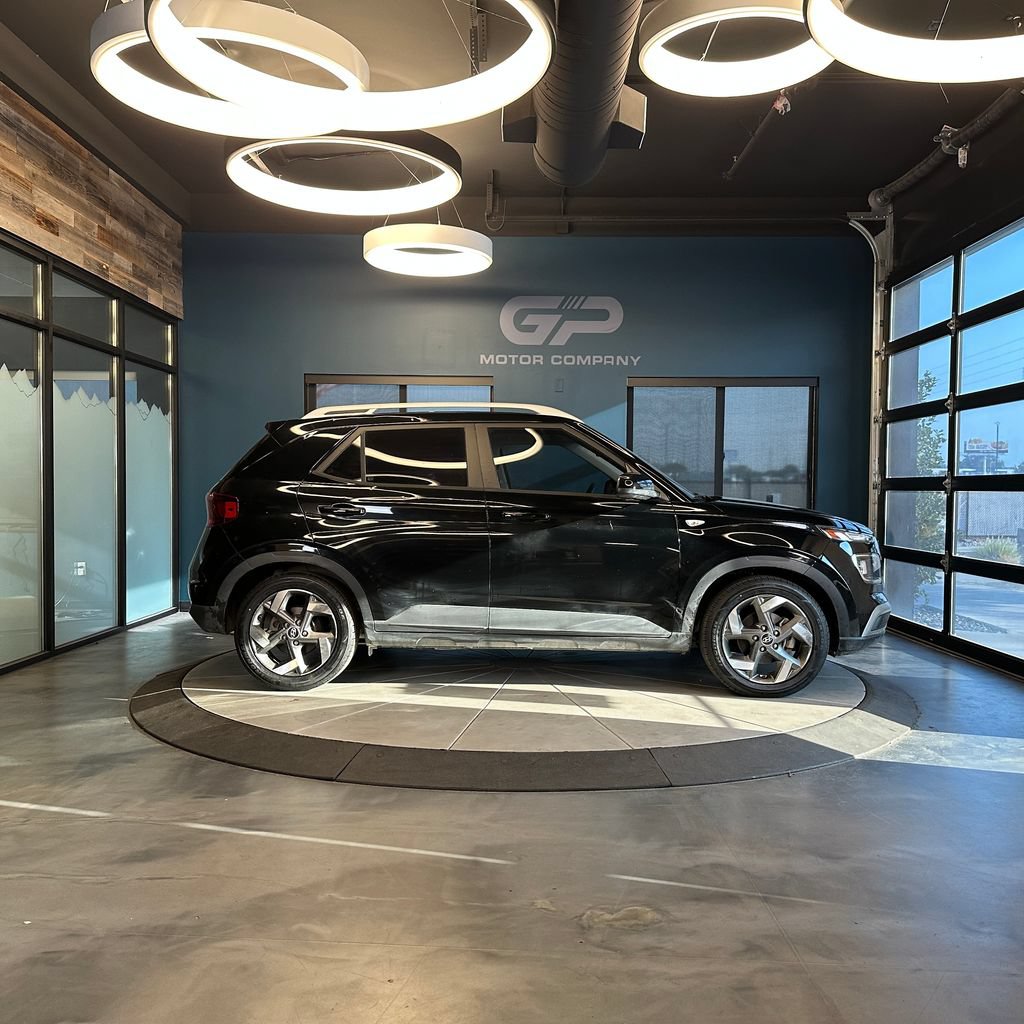 Used 2022 Hyundai Venue SEL FWD image 2