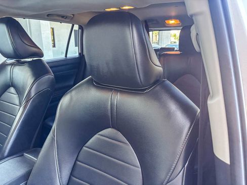 Used 2024 Toyota Highlander XLE FWD image 24