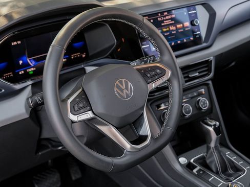 Used 2022 Volkswagen Taos SE image 4