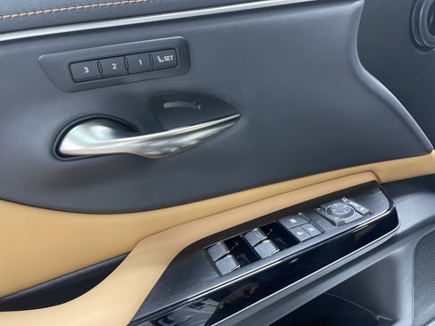 Used 2025 Lexus ES 300h w/ Premium Package image 16