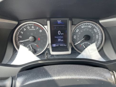 Certified 2022 Toyota Tacoma SR5 AWD/4WD image 17