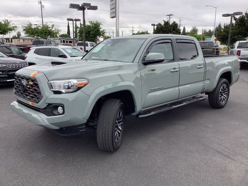 Used 2022 Toyota Tacoma TRD Sport w/ TRD Premium Sport Package AWD/4WD image 5