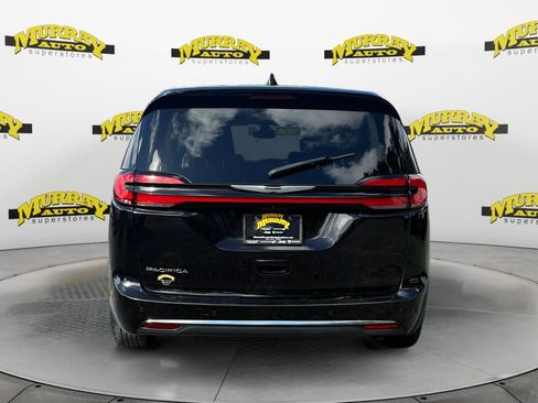 Used 2024 Chrysler Pacifica Touring-L FWD image 4