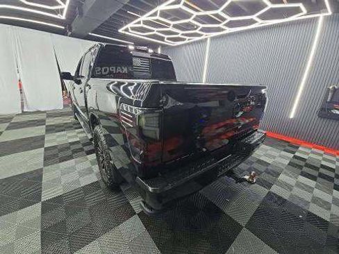 Used 2019 Nissan Titan SV w/ SV Convenience Package image 2
