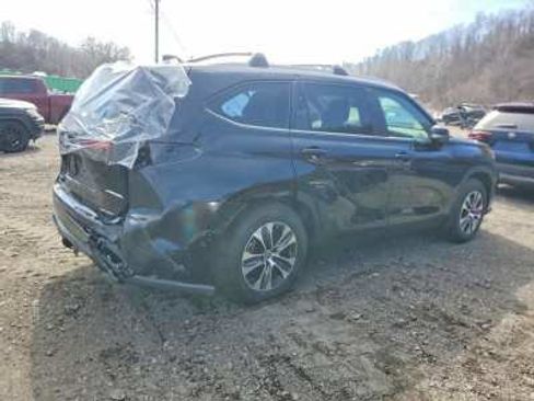 Used 2024 Toyota Highlander XLE AWD/4WD image 4