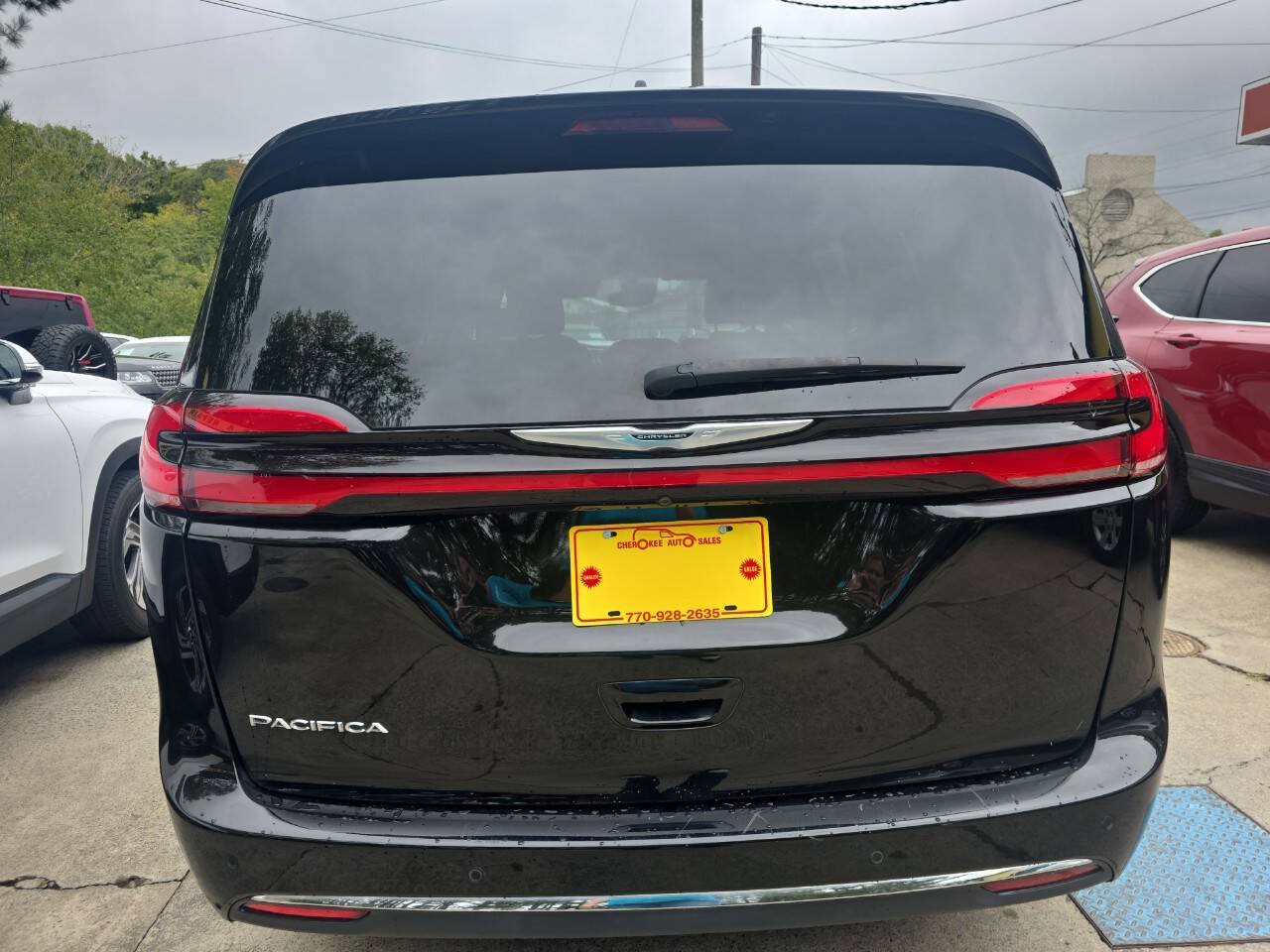 Used 2024 Chrysler Pacifica Touring FWD image 5