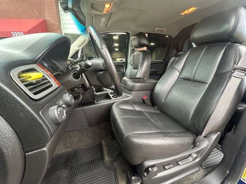 Used 2013 Chevrolet Avalanche LT image 13