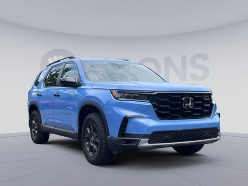 Used 2025 Honda Pilot TrailSport image 10