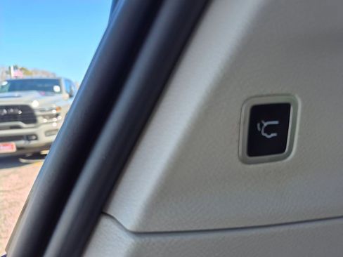 Used 2023 Chrysler Pacifica Touring-L image 10