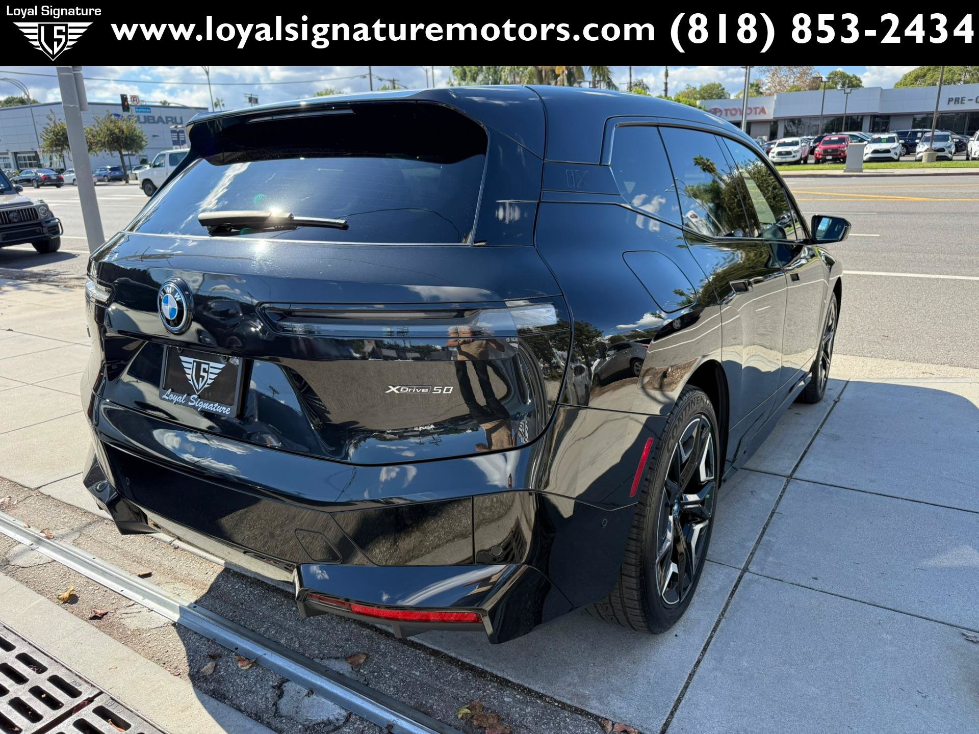 Used 2024 BMW iX xDrive50 w/ Sport Package AWD/4WD image 7