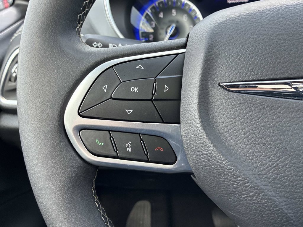 Used 2026 Chrysler Pacifica Limited FWD image 29