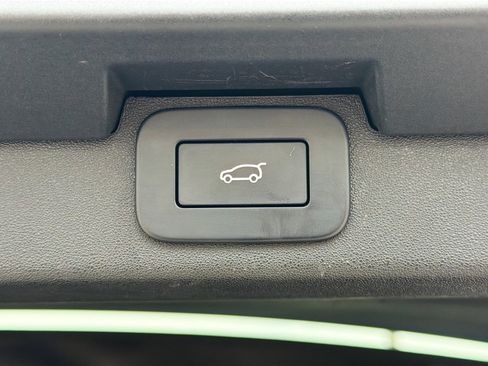 Used 2023 Land Rover Discovery Metropolitan Edition image 13