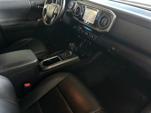 Used 2019 Toyota Tacoma TRD Off-Road image 14