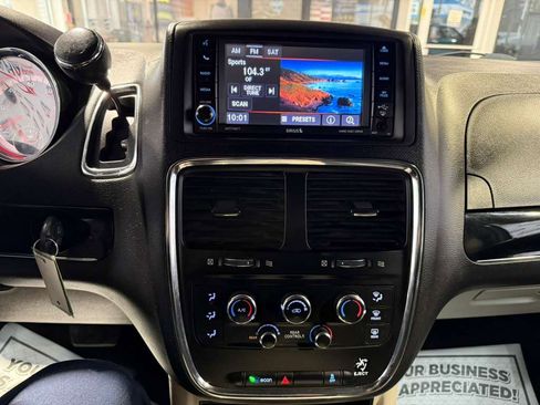 Used 2019 Dodge Grand Caravan SXT FWD image 16