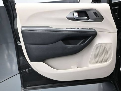 Certified 2022 Chrysler Pacifica Touring-L AWD/4WD image 18