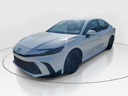 Certified 2025 Toyota Camry SE FWD image 3