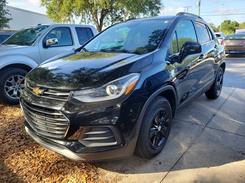 Used 2020 Chevrolet Trax LT w/ Driver Confidence Package FWD image 2