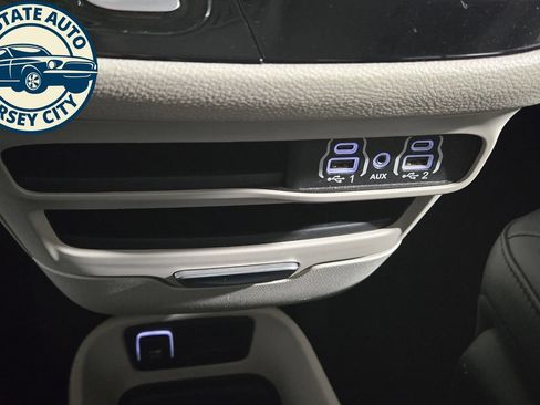 Used 2024 Chrysler Pacifica Limited FWD image 16