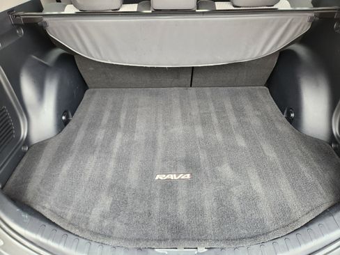 Used 2015 Toyota RAV4 LE image 39