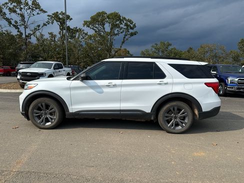 Used 2021 Ford Explorer XLT w/ Equipment Group 202A AWD/4WD image 8