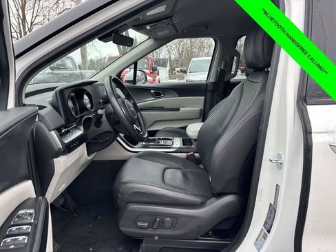 Used 2024 Kia Carnival LX image 3