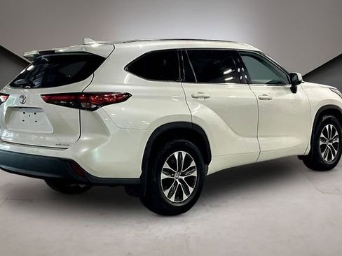 Used 2021 Toyota Highlander XLE AWD/4WD image 6