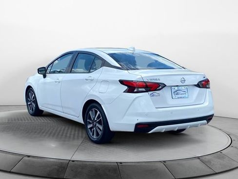 Used 2021 Nissan Versa SV image 3