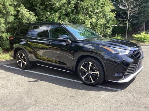Used 2022 Toyota Highlander XSE AWD/4WD image 11