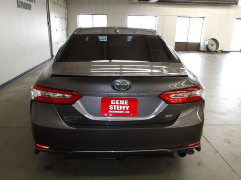 Used 2020 Toyota Camry SE w/ Convenience Package FWD image 7