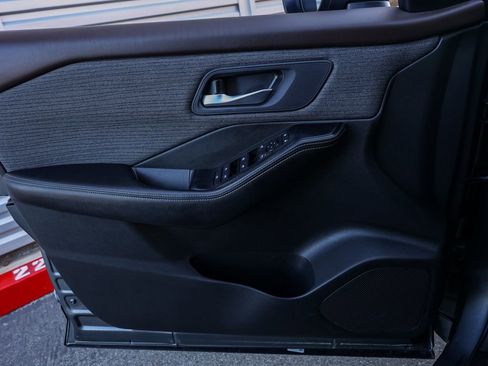 Used 2023 Nissan Rogue SV image 23