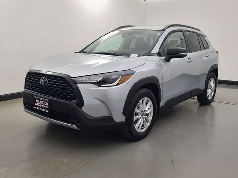 Used 2025 Toyota Corolla Cross LE image 8