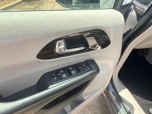 Used 2023 Chrysler Pacifica Limited FWD image 12