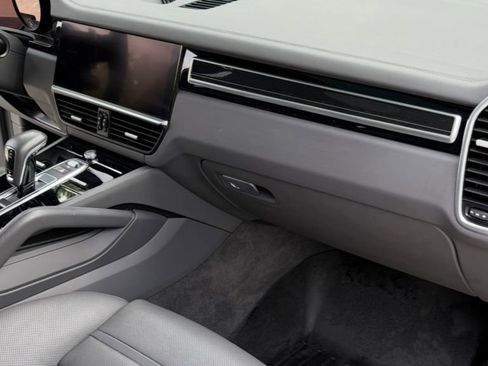 Used 2022 Porsche Cayenne E-Hybrid image 17