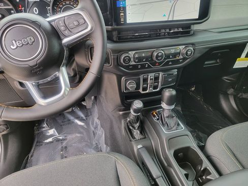 Used 2025 Jeep Wrangler Sahara w/ Technology Group image 18